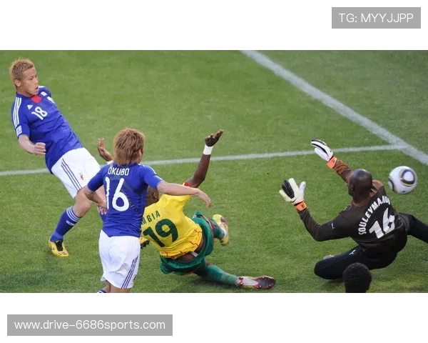 足球球星抱头瞬间展现赛场激情与无奈情绪交织的精彩画面